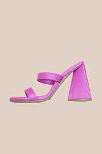 HER PREIMIERE Mules