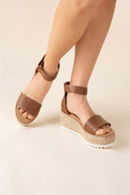 Load image into Gallery viewer, TUCKIN-S Platform Sandals