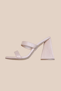 HER PREIMIERE Mules