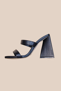 HER PREIMIERE Mules